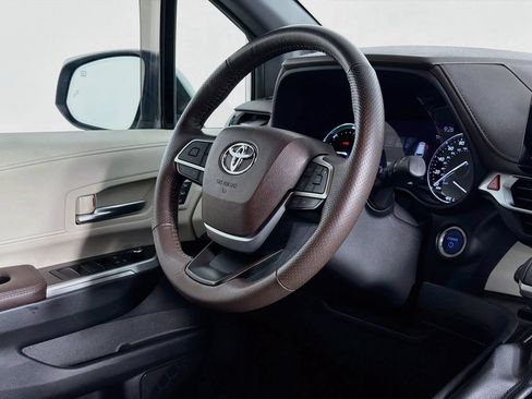 Used 2023 Toyota Sienna Platinum AWD/4WD image 36
