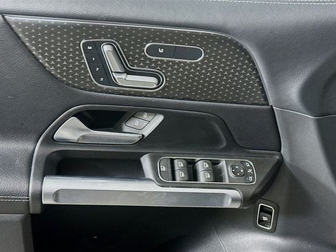 Used 2025 Mercedes-Benz GLB 250 4MATIC image 15