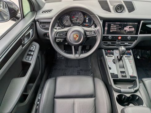Certified 2025 Porsche Macan image 16