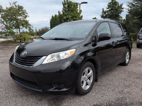 Used 2014 Toyota Sienna LE FWD image 2