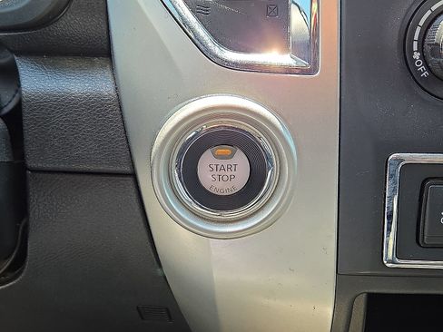 Used 2019 Nissan Titan SV RWD image 30