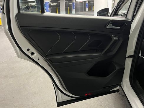 Used 2023 Volkswagen Tiguan SE w/ Panoramic Sunroof Package FWD image 18