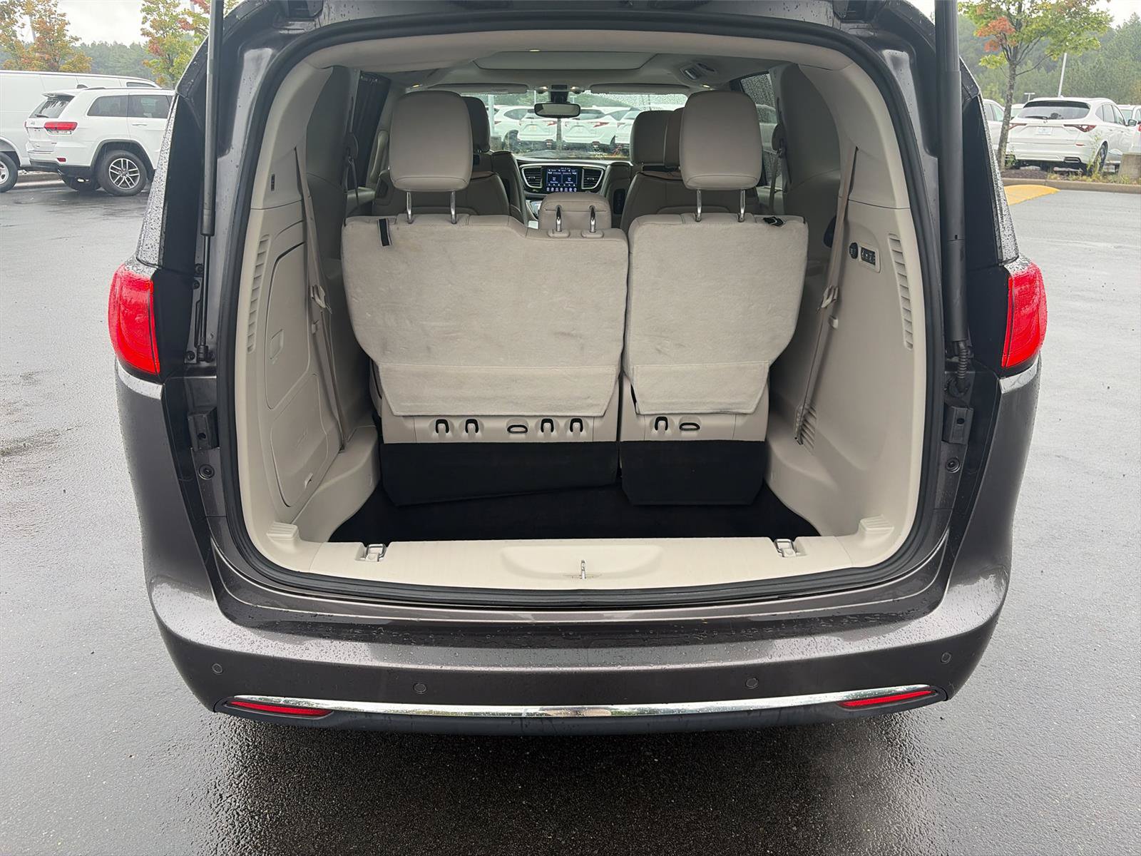 Used 2017 Chrysler Pacifica Limited FWD image 24
