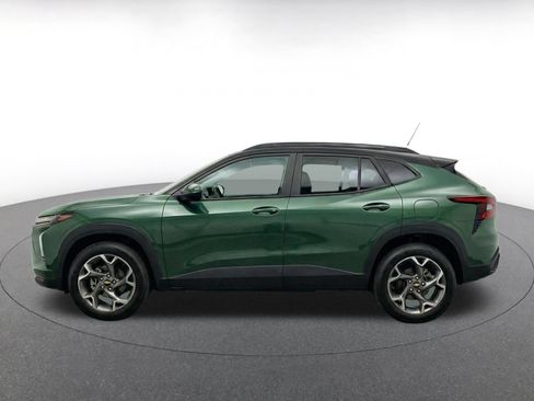 Used 2025 Chevrolet Trax LT FWD image 4