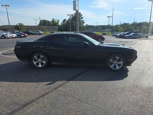Used 2019 Dodge Challenger SXT RWD image 2