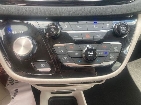 Used 2023 Chrysler Pacifica Touring-L FWD image 33