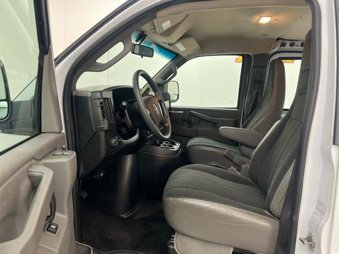 Used 2022 GMC Savana 2500 w/ Driver Convenience Package image 9