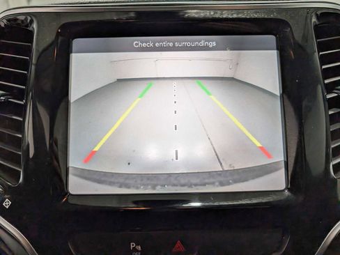 Used 2019 Jeep Cherokee Limited image 25