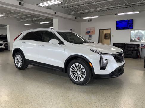 Used 2024 Cadillac XT4 Luxury w/ Cold Weather Package FWD image 2