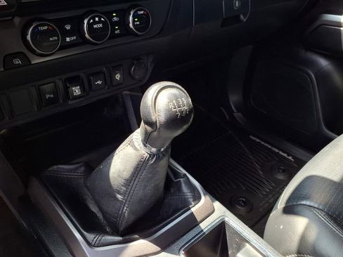 Used 2020 Toyota Tacoma TRD Off-Road w/ TRD Premium Off Road Package AWD/4WD image 13