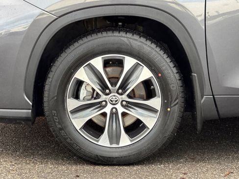 Used 2021 Toyota Highlander XLE image 12
