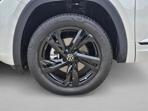 Used 2025 Volkswagen Atlas Cross Sport SEL R-Line image 9