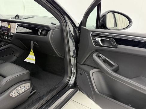 New 2026 Porsche Macan image 22