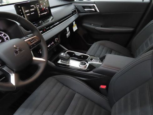New 2026 Mitsubishi Outlander LE FWD image 21