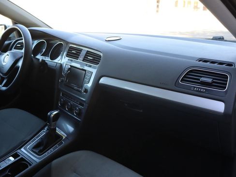 Used 2015 Volkswagen e-Golf Limited Edition FWD image 17
