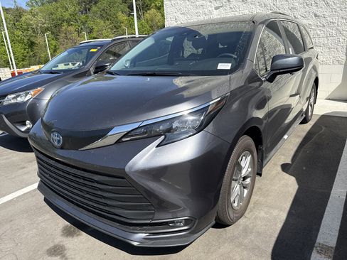 Used 2025 Toyota Sienna XLE w/ XLE Plus Package image 39