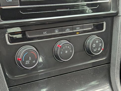 Used 2019 Volkswagen Golf S image 18