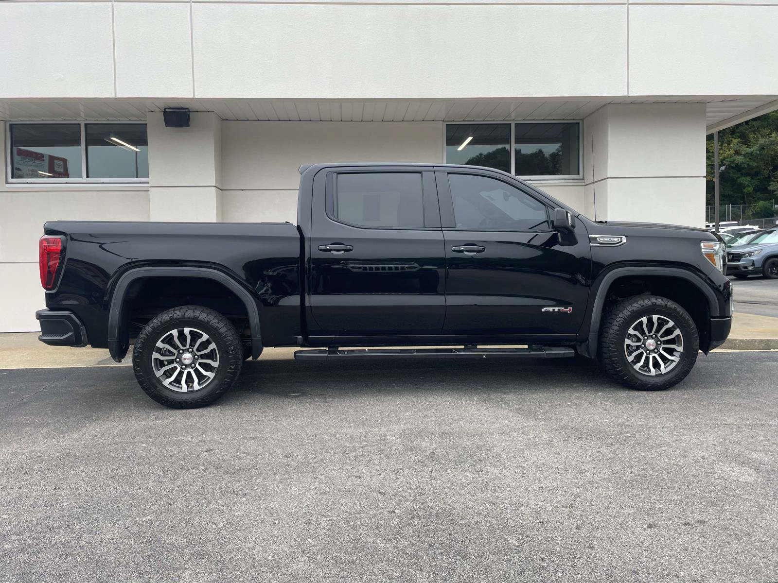Used 2020 GMC Sierra 1500 AT4 w/ AT4 Premium Package AWD/4WD image 2