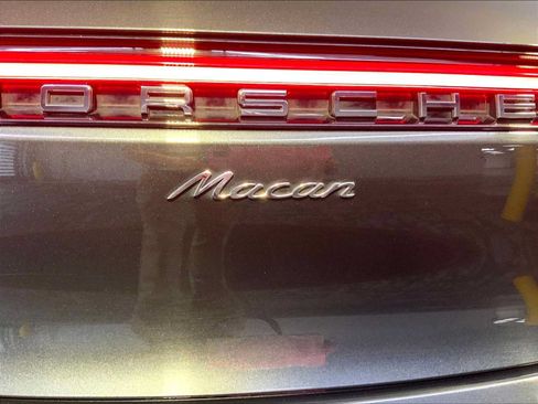 Certified 2024 Porsche Macan AWD/4WD image 35