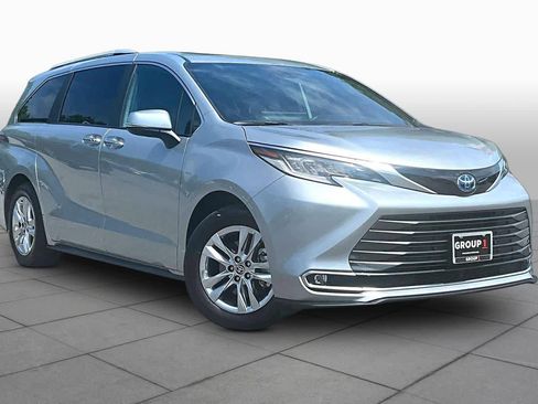 Used 2025 Toyota Sienna Limited AWD/4WD image 3