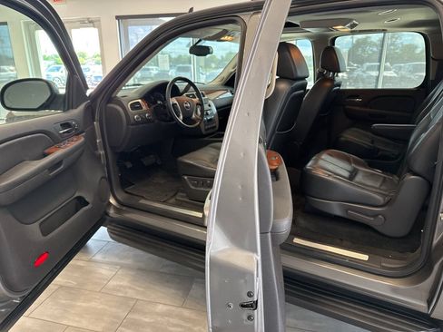 Used 2007 GMC Yukon XL SLT w/ SLT Preferred Equipment Group AWD/4WD image 12