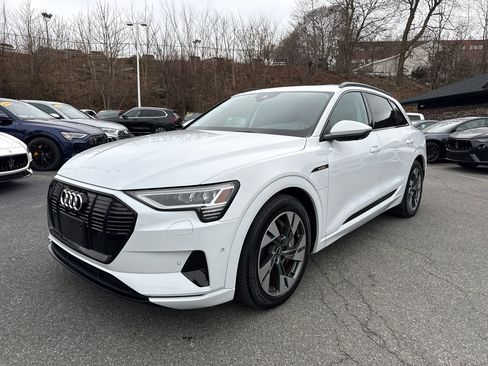 Used 2022 Audi e-tron Premium w/ Convenience Plus Package image 2