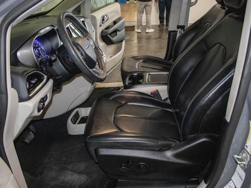 Used 2023 Chrysler Pacifica Touring-L image 7