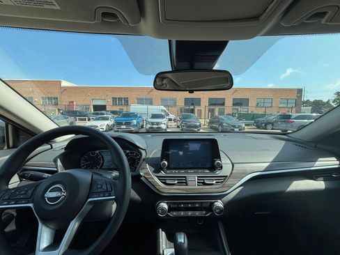 Used 2025 Nissan Altima 2.5 SV FWD image 33