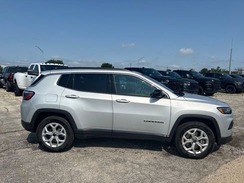 Used 2025 Jeep Compass Latitude w/ Convenience Group AWD/4WD image 5