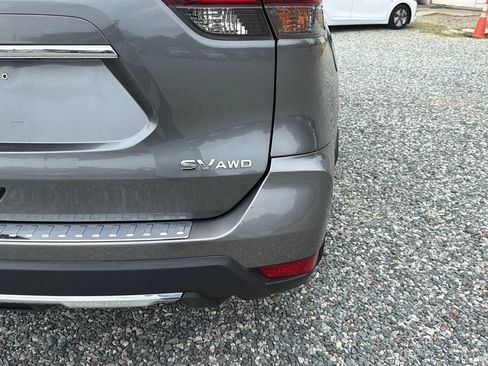 Used 2017 Nissan Rogue SV AWD/4WD image 10