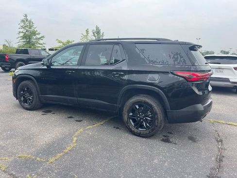 Used 2023 Chevrolet Traverse LT FWD image 2