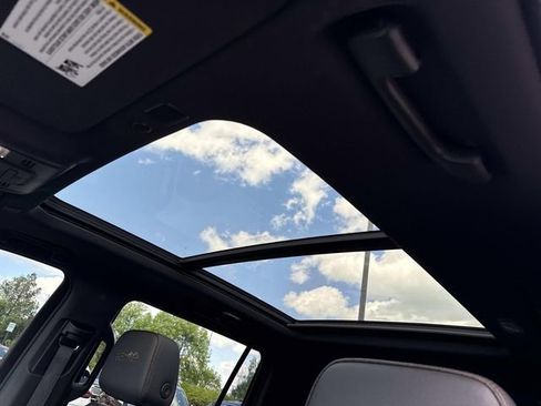 Used 2023 Chevrolet Suburban High Country image 16