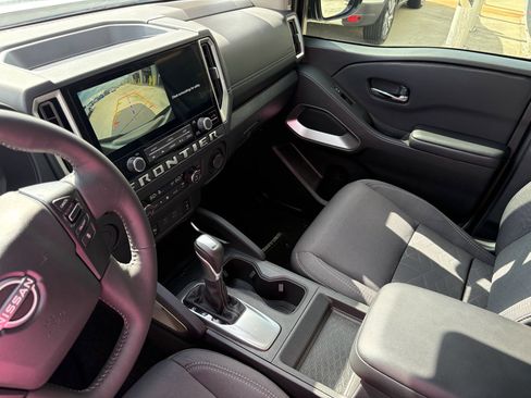 Used 2025 Nissan Frontier SV w/ SV Convenience Package image 18
