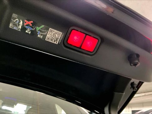 Used 2025 Mercedes-Benz C 300 Sedan image 33