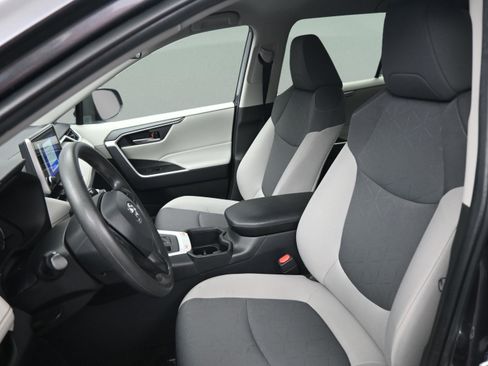 Certified 2025 Toyota RAV4 XLE image 32