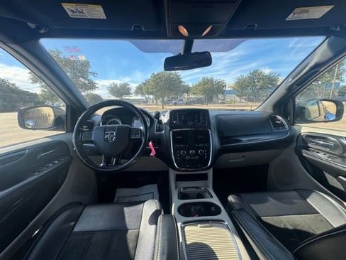 Used 2019 Dodge Grand Caravan SXT image 12