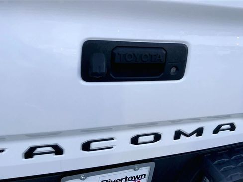 Used 2018 Toyota Tacoma SR image 9