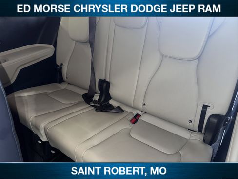 Used 2025 Kia Carnival EX image 29