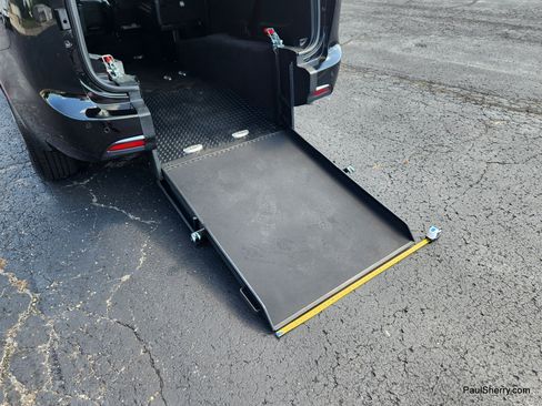 Used 2025 Chrysler Pacifica Select FWD image 12