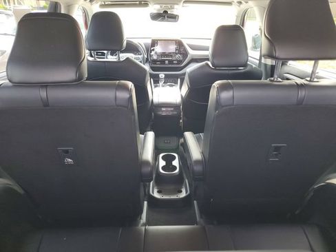 Used 2021 Toyota Highlander XLE FWD image 31