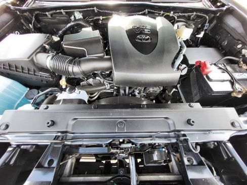 Used 2022 Toyota Tacoma SR image 9