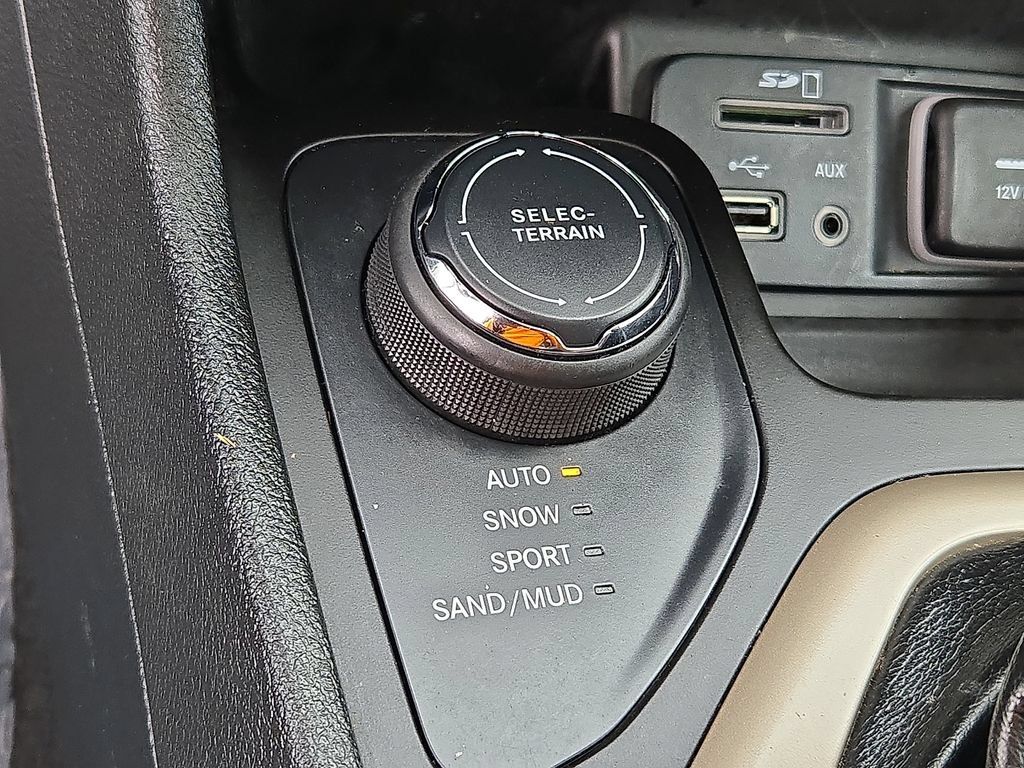 Used 2014 Jeep Cherokee Limited AWD/4WD image 25