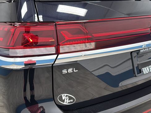 Used 2025 Volkswagen Atlas SEL AWD/4WD image 41