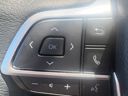 Used 2025 Toyota Sienna XLE w/ XLE Plus Package FWD image 23