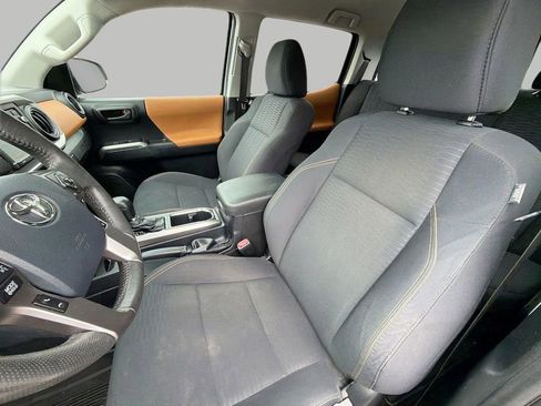 Used 2018 Toyota Tacoma SR5 RWD image 16
