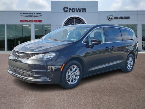 Used 2022 Chrysler Voyager LX image 3