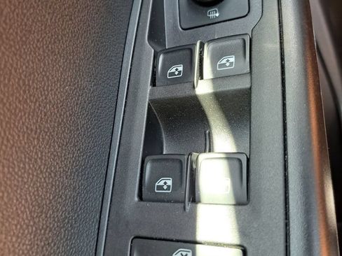 Used 2024 Volkswagen Taos SE FWD image 16