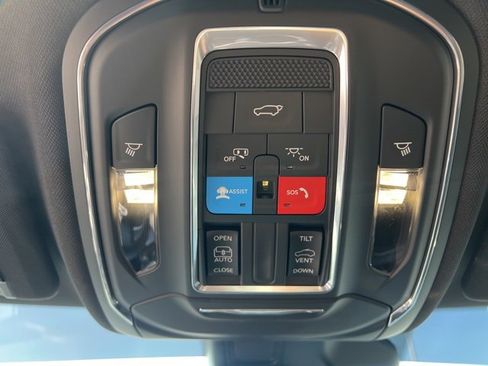 Used 2024 Jeep Grand Cherokee Altitude image 29