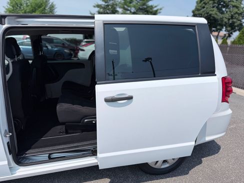Used 2019 Dodge Grand Caravan SE w/ UConnect Hands-Free Group FWD image 16