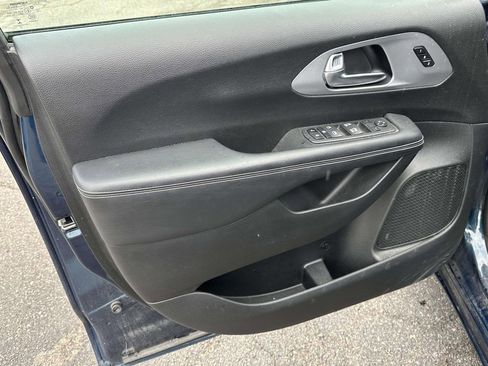 Used 2023 Chrysler Pacifica Touring-L w/ S Appearance Package FWD image 16